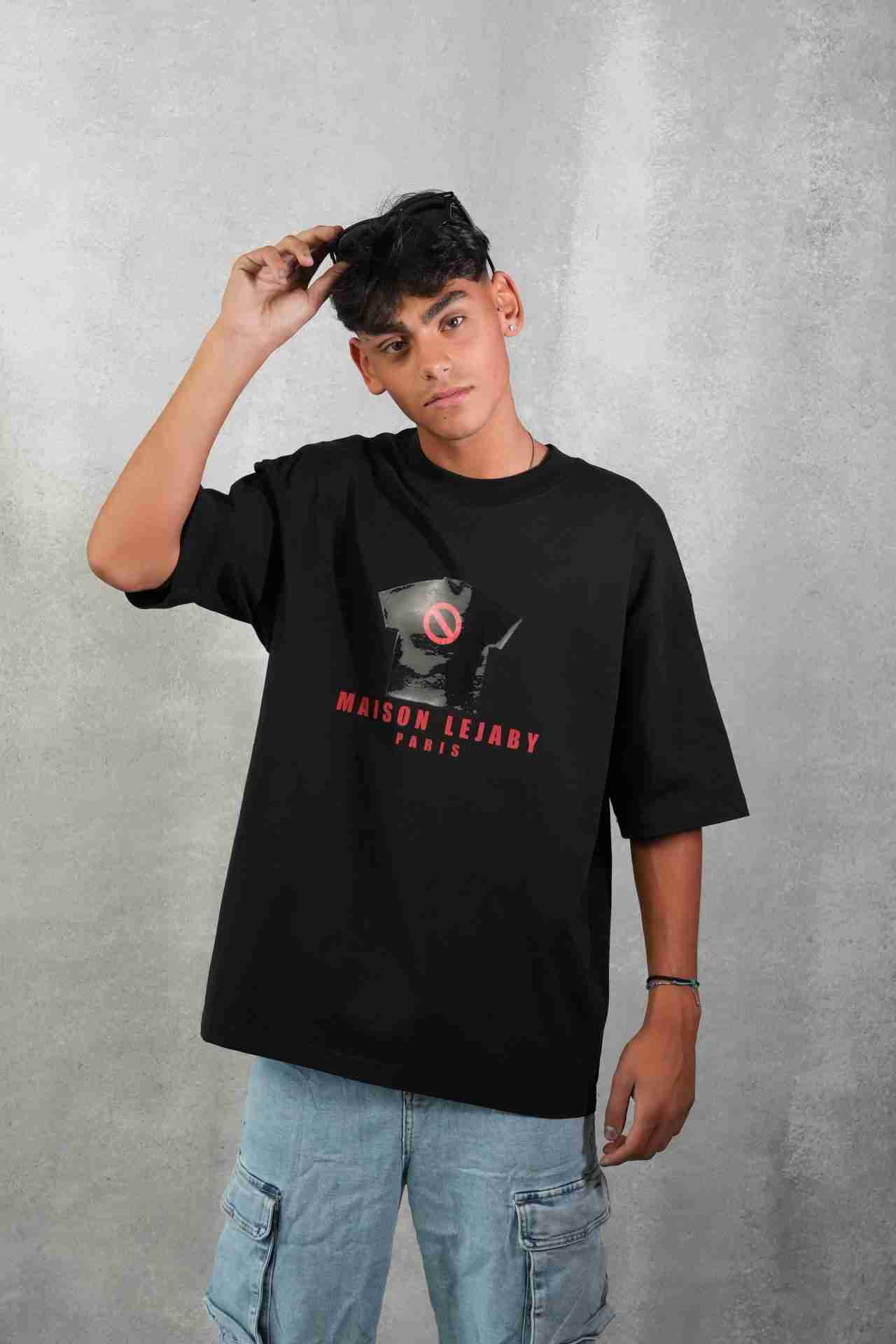 T-shirt black